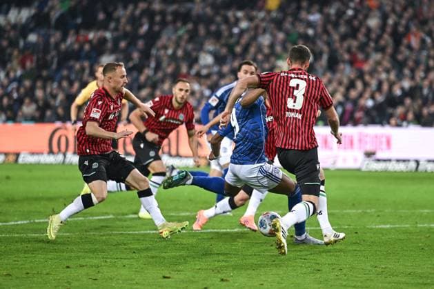 17 10 2025, Football, 2 Bundesliga, Season 2025 2026, Matchday 9, Hannover 96 FC Schalke 04, Moussa Sylla FC Schalke 04 scores the goal to 0 1, xRHR PHOTO YYx Copyright: KROEGER RHR-FOTOx RHR-FOTO YY