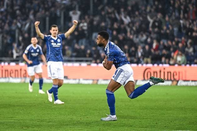17 10 2025, Football, 2 Bundesliga, Season 2025 2026, Matchday 9, Hannover 96 FC Schalke 04, Moussa Sylla FC Schalke 04 celebrates the goal for 0 1, xRHR PHOTO YYx Copyright: KROEGER RHR-FOTOx RHR-FOTO YY
