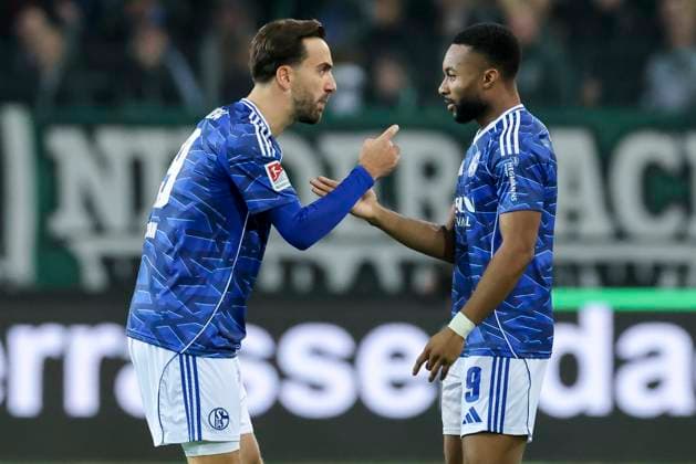 Moussa Sylla (FC Schalke 04) bejubelt seinen Treffer zum 0:1 mit Kenan Karaman (FC Schalke 04), 2. Bundesliga, Hannover 96 v FC Schalke 04, Heinz von Heiden Arena am 17. October 2025 in Hannover, Deutschland. (Foto von Marco Steinbrenner DeFodi Images) Moussa Sylla (FC Schalke 04) celebrates after scoring his teams first goal with Kenan Karaman (FC Schalke 04), 2. Bundesliga, Hannover 96 v FC Schalke 04, Heinz von Heiden Arena, October 17, 2025 in Hanover, Germany. (Photo by Marco Steinbrenner DeFodi Images) Moussa Sylla FC Schalke 04 celebrates after scoring his teams first goal with Kenan Karaman FC Schalke 04 , 2 Bundesliga, Hannover 96 v FC Schalke 04, Heinz von Heiden Arena on October 17, 2025 in Hannover, Germany Photo by Marco Steinbrenner DeFodi Images Moussa Sylla FC Schalke 04 celebrates after scoring his teams first goal with Kenan Karaman FC Schalke 04 , 2 Bundesliga, Hannover 96 v FC Schalke 04, Heinz von Heiden Arena, October 17, 2025 in Hanover, Germany Photo by Marco Steinbrenner DeFodi Images