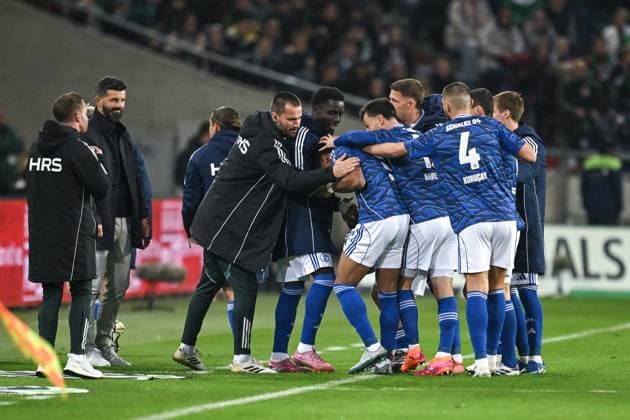 17 10 2025, Football, 2 Bundesliga, Season 2025 2026, Matchday 9, Hannover 96 FC Schalke 04, Moussa Sylla FC Schalke 04 celebrates the goal to 0 1 with the team, xRHR PHOTO YYx Copyright: KROEGER RHR-FOTOx RHR-FOTO YY