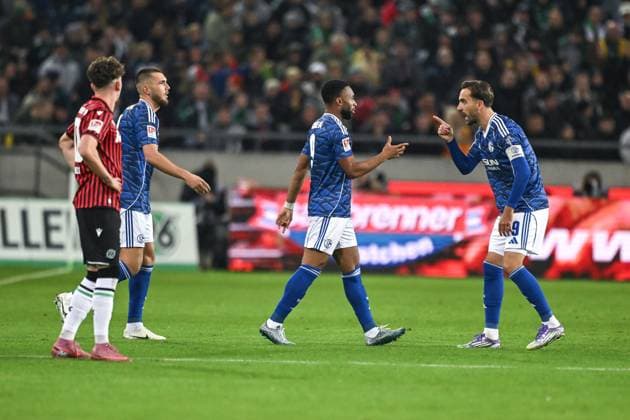 17 10 2025, Football, 2 Bundesliga, Season 2025 2026, Matchday 9, Hannover 96 FC Schalke 04, Moussa Sylla FC Schalke 04 celebrates the goal to 0 1 with Kenan Karaman FC Schalke 04 xRHR PHOTO YYx Copyright: KROEGER RHR-FOTOx RHR-FOTO YY