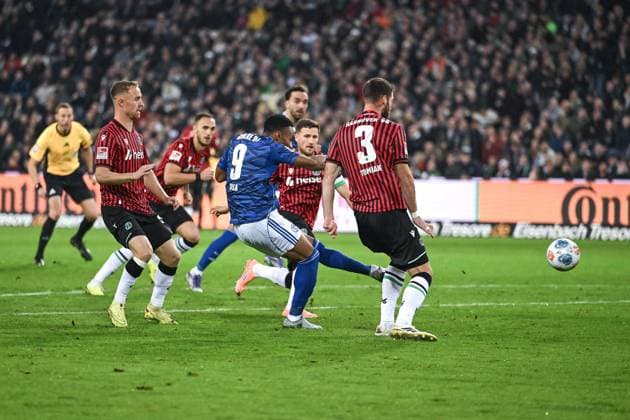 17 10 2025, Football, 2 Bundesliga, Season 2025 2026, Matchday 9, Hannover 96 FC Schalke 04, Moussa Sylla FC Schalke 04 scores the goal to 0 1, xRHR PHOTO YYx Copyright: KROEGER RHR-FOTOx RHR-FOTO YY