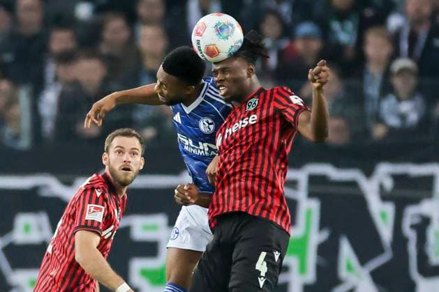 Moussa Sylla (FC Schalke 04) und Hendry Blank (Hannover 96) kaempfen um den Ball, 2. Bundesliga, Hannover 96 v FC Schalke 04, Heinz von Heiden Arena am 17. October 2025 in Hannover, Deutschland. (Foto von Marco Steinbrenner DeFodi Images) Moussa Sylla (FC Schalke 04) und Hendry Blank (Hannover 96) battle for the ball, 2. Bundesliga, Hannover 96 v FC Schalke 04, Heinz von Heiden Arena, October 17, 2025 in Hanover, Germany. (Photo by Marco Steinbrenner DeFodi Images) Moussa Sylla FC Schalke 04 and Hendry Blank Hannover 96 battle for the ball, 2 Bundesliga, Hannover 96 v FC Schalke 04, Heinz von Heiden Arena, October 17, 2025 in Hanover, Germany Photo by Marco Steinbrenner DeFodi Images Moussa Sylla FC Schalke 04 and Hendry Blank Hannover 96 battle for the ball, 2 Bundesliga, Hannover 96 v FC Schalke 04, Heinz von Heiden Arena, October 17, 2025 in Hanover, Germany Photo by Marco Steinbrenner DeFodi Images