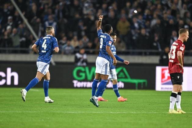 17 10 2025, Football, 2 Bundesliga, Season 2025 2026, Matchday 9, Hannover 96 FC Schalke 04, Moussa Sylla FC Schalke 04 celebrates the goal for 0 1 xRHR PHOTO YYx Copyright: KROEGER RHR-FOTOx RHR-FOTO YY