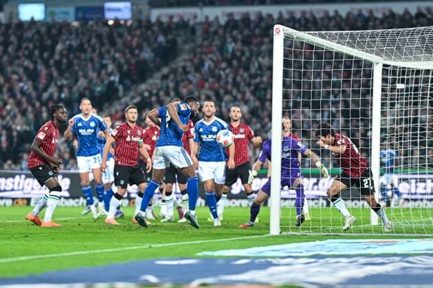 2 Bundesliga Hannover 96 FC Schalke 04 on 17 10 2025 at HDI Arena in Hannover Goal to 0 2 Goalscorer Moussa Sylla Schalke 04 with the goal to 0 2 MT