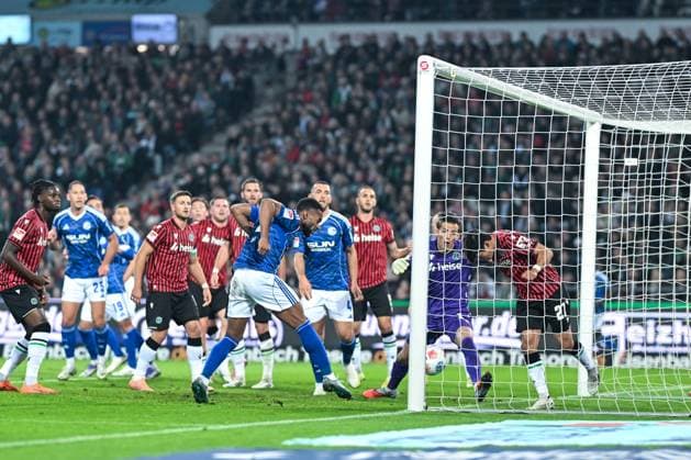 2 Bundesliga Hannover 96 FC Schalke 04 on 17 10 2025 at HDI Arena in Hannover Goal to 0 2 Goalscorer Moussa Sylla Schalke 04 with the goal to 0 2 MT