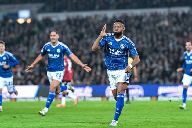 2 Bundesliga Hannover 96 FC Schalke 04 on 17 10 2025 at the HDI Arena in Hannover Cheering, goal celebration, goal scorer, goal scorer Moussa Sylla Schalke 04 cheers after his goal to 0 2 MT