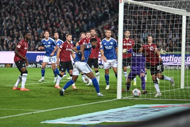 17 10 2025, Football, 2 Bundesliga, Season 2025 2026, Matchday 9, Hannover 96 FC Schalke 04, Moussa Sylla FC Schalke 04 scores the goal to make it 0 2, xRHR PHOTO YYx Copyright: KROEGER RHR-FOTOx RHR-FOTO YY
