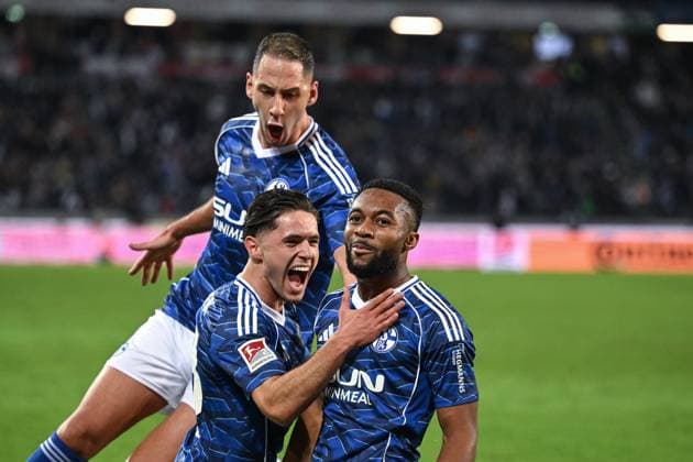 17 10 2025, Football, 2 Bundesliga, Season 2025 2026, Matchday 9, Hannover 96 FC Schalke 04, Moussa Sylla FC Schalke 04 celebrates the goal for 0 2, Soufiane El Faouzi FC Schalke 04 , Nikola Katic FC Schalke 04 xRHR PHOTO YYx Copyright: KROEGER RHR-FOTOx RHR-FOTO YY