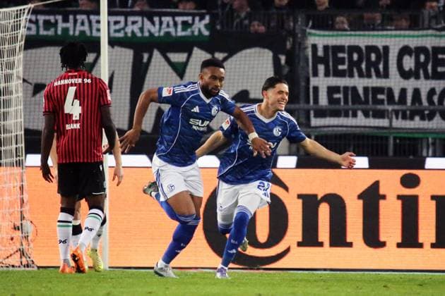 17 10 2025, xmohx, Fußball 2 Bundesliga, Hannover 96 FC Schalke 04 v l Torjubel nach dem Tor zum celebrating the goal celebrate 0 1 durch Moussa Sylla FC Schalke 04 DFL DFB REGULATIONS PROHIBIT ANY USE OF PHOTOGRAPHS as IMAGE SEQUENCES and or QUASI VIDEO Hannover
