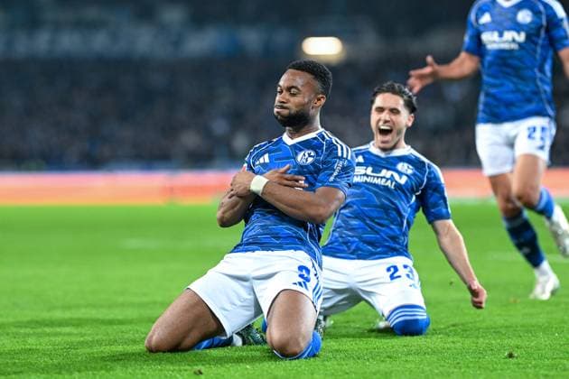2 Bundesliga Hannover 96 FC Schalke 04 on 17 10 2025 at the HDI Arena in Hannover Cheering, goal celebration, goal scorer, goal scorer Moussa Sylla Schalke 04 cheers after his goal to 0 2 with Soufiane El Faouzi Schalke 04 MT