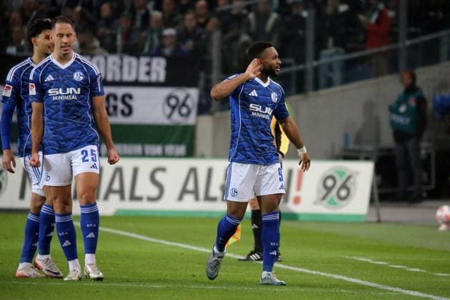 17 10 2025, xmohx, Fußball 2 Bundesliga, Hannover 96 FC Schalke 04 v l Torjubel nach dem Tor zum celebrating the goal celebrate 0 1 durch Moussa Sylla FC Schalke 04 DFL DFB REGULATIONS PROHIBIT ANY USE OF PHOTOGRAPHS as IMAGE SEQUENCES and or QUASI VIDEO Hannover
