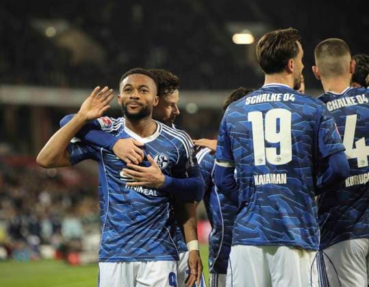 Photo Goal celebration at Schalke , Moussa SYLLA Schalke scores to 0 2 Soccer 2 Liga , Matchday 9 on Fri 17 10 2025 Hannover 96 Schalke 04