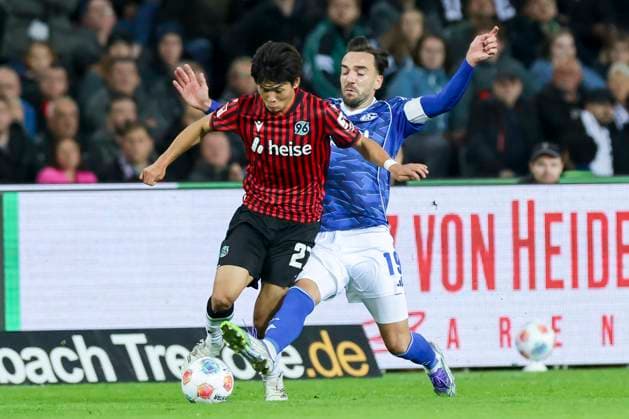 Hayate Matsuda (Hannover 96) und Kenan Karaman (FC Schalke 04) kaempfen um den Ball, 2. Bundesliga, Hannover 96 v FC Schalke 04, Heinz von Heiden Arena am 17. October 2025 in Hannover, Deutschland. (Foto von Marco Steinbrenner DeFodi Images) Hayate Matsuda (Hannover 96) und Kenan Karaman (FC Schalke 04) battle for the ball, 2. Bundesliga, Hannover 96 v FC Schalke 04, Heinz von Heiden Arena, October 17, 2025 in Hanover, Germany. (Photo by Marco Steinbrenner DeFodi Images) Hayate Matsuda Hannover 96 and Kenan Karaman FC Schalke 04 battle for the ball, 2 Bundesliga, Hannover 96 v FC Schalke 04, Heinz von Heiden Arena on October 17, 2025 in Hanover, Germany Photo by Marco Steinbrenner DeFodi Images Hayate Matsuda Hannover 96 and Kenan Karaman FC Schalke 04 battle for the ball, 2 Bundesliga, Hannover 96 v FC Schalke 04, Heinz von Heiden Arena, October 17, 2025 in Hanover, Germany Photo by Marco Steinbrenner DeFodi Images
