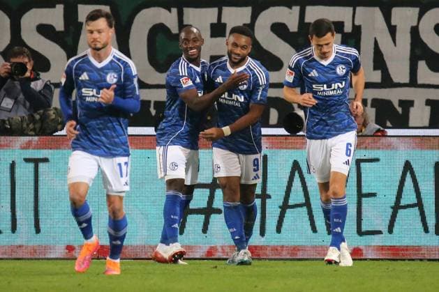 17 10 2025, xmohx, Fußball 2 Bundesliga, Hannover 96 FC Schalke 04 v l Torjubel nach dem Tor zum celebrating the goal celebrate 0 2 durch Moussa Sylla FC Schalke 04 DFL DFB REGULATIONS PROHIBIT ANY USE OF PHOTOGRAPHS as IMAGE SEQUENCES and or QUASI VIDEO Hannover