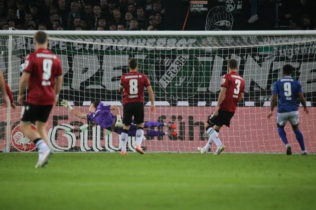 17 10 2025, xmohx, Fußball 2 Bundesliga, Hannover 96 FC Schalke 04 v l Moussa Sylla FC Schalke 04 Torschuetze, erzielt das Tor, Treffer, scores the goal 0 1 Nahuel Noll Hannover 96 DFL DFB REGULATIONS PROHIBIT ANY USE OF PHOTOGRAPHS as IMAGE SEQUENCES and or QUASI VIDEO Hannover