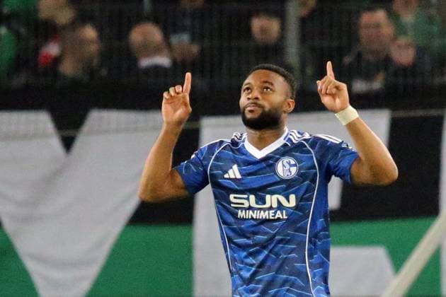 17 10 2025, xmohx, Fußball 2 Bundesliga, Hannover 96 FC Schalke 04 v l Torjubel nach dem Tor zum celebrating the goal celebrate 0 2 durch Moussa Sylla FC Schalke 04 DFL DFB REGULATIONS PROHIBIT ANY USE OF PHOTOGRAPHS as IMAGE SEQUENCES and or QUASI VIDEO Hannover