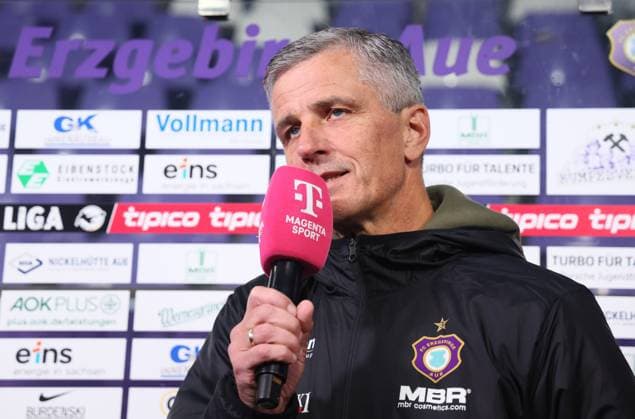 Aue, 17 10 2025, Erzgebirgsstadion, Fußball, 3 Liga, 11 Spieltag FC Erzgebirge Aue vs SV Waldhof Mannheim , Im Bild Trainer Jens Härtel Haertel, Erzgebirge Aue , Nur für journalistische Zwecke Only for editorial use , DFB DFL regulations prohibit any use of photographs as image sequences and or quasi video , Picture Point