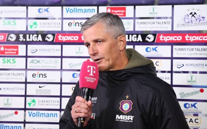 Aue, 17 10 2025, Erzgebirgsstadion, Fußball, 3 Liga, 11 Spieltag FC Erzgebirge Aue vs SV Waldhof Mannheim , Im Bild Trainer Jens Härtel Haertel, Erzgebirge Aue , Nur für journalistische Zwecke Only for editorial use , DFB DFL regulations prohibit any use of photographs as image sequences and or quasi video , Picture Point