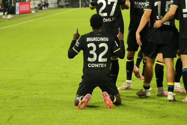 17 10 2025, xgrfx, Soccer 2 Bundesliga, Fortuna Duesseldorf Eintracht Braunschweig v l Tor, Christian Conteh Eintracht Braunschweig DFL DFB REGULATIONS PROHIBIT ANY USE OF PHOTOGRAPHS as IMAGE SEQUENCES and or QUASI VIDEO Duesseldorf