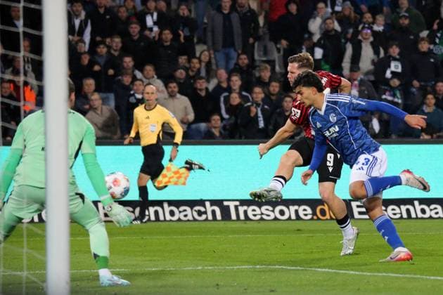 17 10 2025, xmohx, Fußball 2 Bundesliga, Hannover 96 FC Schalke 04 v l Loris Karius FC Schalke 04 Benjamin Källmann Hannover 96 Mertcan Ayhan FC Schalke 04 Zweikampf, Aktion, action, battle for the ball DFL DFB REGULATIONS PROHIBIT ANY USE OF PHOTOGRAPHS as IMAGE SEQUENCES and or QUASI VIDEO Hannover