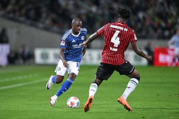 17 10 2025, Football, 2 Bundesliga, Season 2025 2026, Matchday 9, Hannover 96 FC Schalke 04, Christopher Antwi Adjei FC Schalke 04 , Hendry Blank Hannover 96 xRHR PHOTO YYx Copyright: KROEGER RHR-FOTOx RHR-FOTO YY