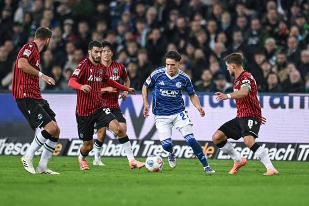 17 10 2025, Football, 2 Bundesliga, Season 2025 2026, Matchday 9, Hannover 96 FC Schalke 04, Soufiane El Faouzi FC Schalke 04 , Enzo Leopold Hannover 96 xRHR PHOTO YYx Copyright: KROEGER RHR-FOTOx RHR-FOTO YY