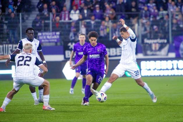 Jonah Fabisch Aue in attack , right Masca Mannheim , left Janne Sietan Mannheim Football 3 League 2025 26 FC Erzgebirge Aue SV Waldhof Mannheim on 17 10 2025 Erzgebirge Aue Waldhof Mannheim