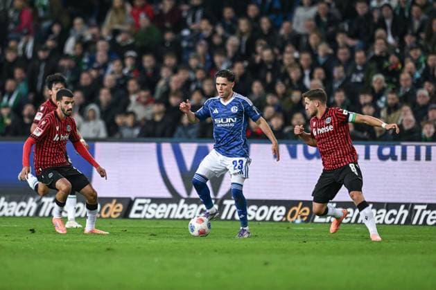 17 10 2025, Football, 2 Bundesliga, Season 2025 2026, Matchday 9, Hannover 96 FC Schalke 04, Soufiane El Faouzi FC Schalke 04 , Enzo Leopold Hannover 96 xRHR PHOTO YYx Copyright: KROEGER RHR-FOTOx RHR-FOTO YY