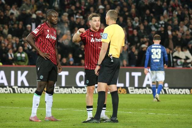 17 10 2025, xmohx, Soccer 2 Bundesliga, Hannover 96 FC Schalke 04 v l Mustapha Bundu Hannover 96 Benjamin Källmann Hannover 96 after the offside goal Referee Referee Martin Petersen DFL DFB REGULATIONS PROHIBIT ANY USE OF PHOTOGRAPHS as IMAGE SEQUENCES and or QUASI VIDEO Hannover