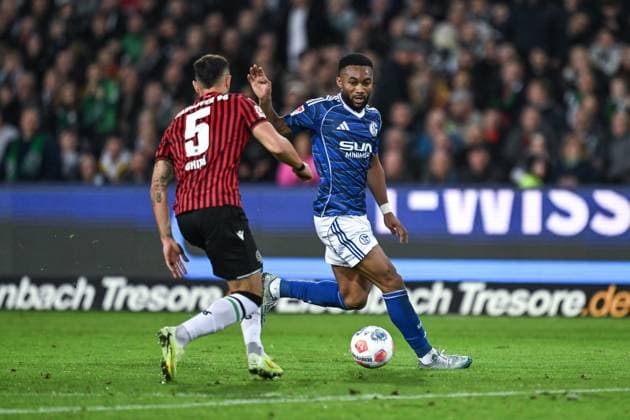 17 10 2025, Football, 2 Bundesliga, Season 2025 2026, Matchday 9, Hannover 96 FC Schalke 04, Virgil GhiÈÄƒ Hannover 96 , Moussa Sylla FC Schalke 04 xRHR PHOTO YYx Copyright: KROEGER RHR-FOTOx RHR-FOTO YY