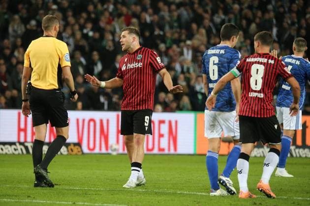 17 10 2025, xmohx, Soccer 2 Bundesliga, Hannover 96 FC Schalke 04 v l Benjamin Källmann Hannover 96 after the offside goal Referee Referee Martin Petersen DFL DFB REGULATIONS PROHIBIT ANY USE OF PHOTOGRAPHS as IMAGE SEQUENCES and or QUASI VIDEO Hannover