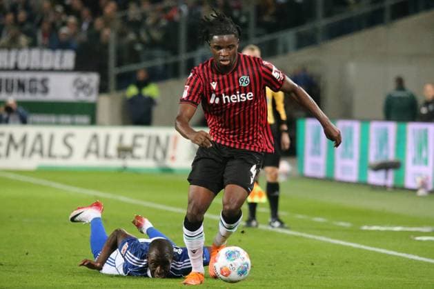 17 10 2025, xmohx, Fußball 2 Bundesliga, Hannover 96 FC Schalke 04 v l Christopher Antwi Adjei FC Schalke 04 Hendry Blank Hannover 96 Zweikampf, Aktion, action, battle for the ball DFL DFB REGULATIONS PROHIBIT ANY USE OF PHOTOGRAPHS as IMAGE SEQUENCES and or QUASI VIDEO Hannover