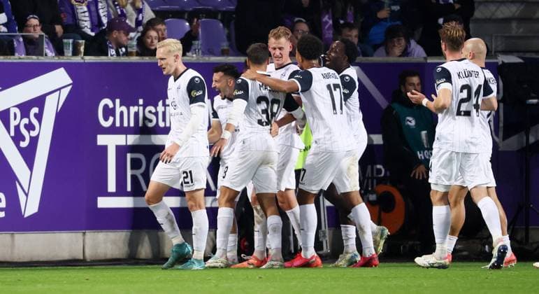 Aue, 17 10 2025, Erzgebirgsstadion, Fußball, 3 Liga, 11 Spieltag FC Erzgebirge Aue vs SV Waldhof Mannheim , Im Bild Tor für Mannheim Julian Rieckmann 21, Mannheim Treffer zum 0 1 und jubiert mit den Teamkollegen , Nur für journalistische Zwecke Only for editorial use , DFB DFL regulations prohibit any use of photographs as image sequences and or quasi video , Picture Point