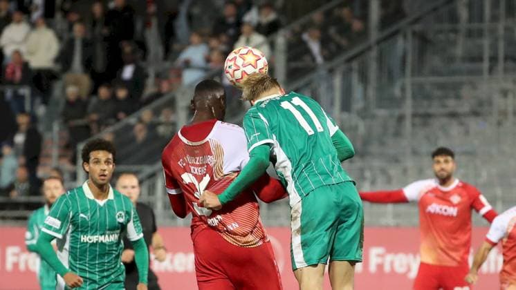 17 10 2025, xfsx, Men, Soccer, Season 2025 2026, Regionalliga Bayern, 14 Matchday FC Wuerzburger Kickers SpVgg Greuther Fuerth II v li Tarsis Bonga FC Wuerzburger Kickers , Christoph Meister SpVgg Greuther Fuerth II Wuerzburg AKON ARENA Bayern Germany