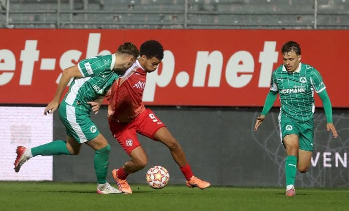 17 10 2025, xfsx, Men, Soccer, Season 2025 2026, Regionalliga Bayern, 14 Matchday FC Wuerzburger Kickers SpVgg Greuther Fuerth II v li Yannick Scholz SpVgg Greuther Fuerth II , Jermain Nischalke FC Wuerzburger Kickers , Marlon Fries SpVgg Greuther Fuerth II Wuerzburg AKON ARENA Bayern Germany