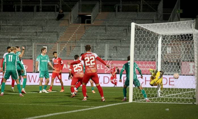 17 10 2025, xfsx, Men, Soccer, Season 2025 2026, Regionalliga Bayern, 14 Matchday FC Wuerzburger Kickers SpVgg Greuther Fuerth II v li Tarsis Bonga FC Wuerzburger Kickers scores the goal 1 0, scores the goal 1 0 Wuerzburg AKON ARENA Bayern Germany