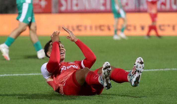 17 10 2025, xfsx, Herren, Fußball, Saison 2025 2026, Regionalliga Bayern, 14 Spieltag FC Wuerzburger Kickers SpVgg Greuther Fuerth II v li Liam Omore FC Wuerzburger Kickers enttaeuschtend, Enttaeuschung, disappointed Wuerzburg AKON ARENA Bayern Germany