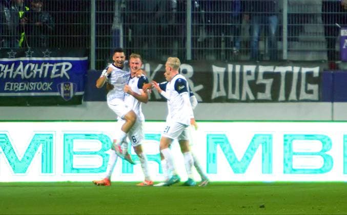 Arianit Ferati Mannheim, v lö , scorer Niklas Hoffmann Mannheim and Julian Rieckmann Mannheim celebrate the 0 1 Football 3 League 2025 26 FC Erzgebirge Aue SV Waldhof Mannheim on 17 10 2025 Erzgebirge Aue Waldhof Mannheim