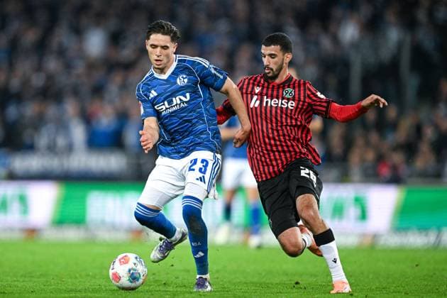 2 Bundesliga Hannover 96 FC Schalke 04 on 17 10 2025 at the HDI Arena in Hannover Soufiane El Faouzi Schalke 04 in a duel against Waniss Taïbi Hannover MT