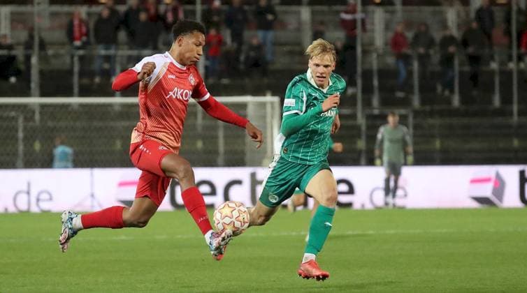 17 10 2025, xfsx, Men, Soccer, Season 2025 2026, Regionalliga Bayern, 14 Matchday FC Wuerzburger Kickers SpVgg Greuther Fuerth II v li Liam Omore FC Wuerzburger Kickers , Christoph Meister SpVgg Greuther Fuerth II Wuerzburg AKON ARENA Bayern Germany