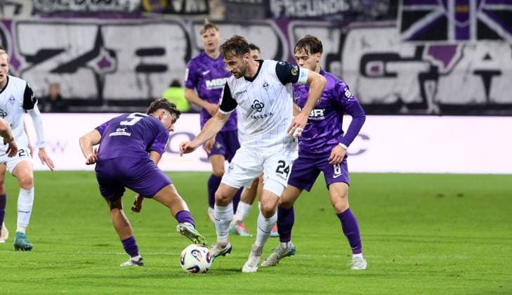 Aue, 17 10 2025, Erzgebirgsstadion, Soccer, 3 Liga, 11 Matchday FC Erzgebirge Aue vs SV Waldhof Mannheim , In the picture from left Luan Simnica 5, Aue , Lukas KlünterÊ Kluenter 24, Mannheim , Mika Clausen 8, Aue , For journalistic purposes only Only for editorial use , DFB DFL regulations prohibit any use of photographs as image sequences and or quasi video , Picture Point