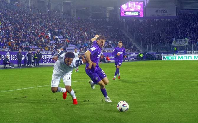 Samuel Abifade Mannheim , left in duel with Pascal Fallmann Aue Football 3 League 2025 26 FC Erzgebirge Aue SV Waldhof Mannheim on 17 10 2025 Erzgebirge Aue Waldhof Mannheim