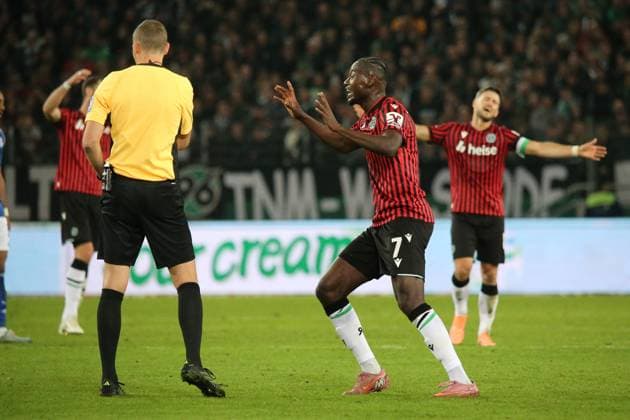 17 10 2025, xmohx, Soccer 2 Bundesliga, Hannover 96 FC Schalke 04 v l Referee Referee Martin Petersen Mustapha Bundu Hannover 96 DFL DFB REGULATIONS PROHIBIT ANY USE OF PHOTOGRAPHS as IMAGE SEQUENCES and or QUASI VIDEO Hannover