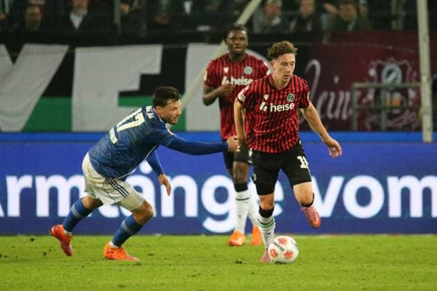 17 10 2025, xmohx, Fußball 2 Bundesliga, Hannover 96 FC Schalke 04 v l Adrian Gantenbein FC Schalke 04 Jannik Rochelt Hannover 96 Zweikampf, Aktion, action, battle for the ball DFL DFB REGULATIONS PROHIBIT ANY USE OF PHOTOGRAPHS as IMAGE SEQUENCES and or QUASI VIDEO Hannover