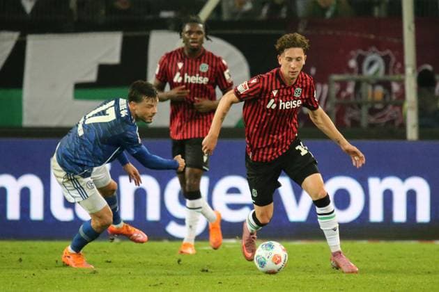 17 10 2025, xmohx, Fußball 2 Bundesliga, Hannover 96 FC Schalke 04 v l Adrian Gantenbein FC Schalke 04 Jannik Rochelt Hannover 96 Zweikampf, Aktion, action, battle for the ball DFL DFB REGULATIONS PROHIBIT ANY USE OF PHOTOGRAPHS as IMAGE SEQUENCES and or QUASI VIDEO Hannover