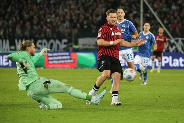 17 10 2025, xmohx, Fußball 2 Bundesliga, Hannover 96 FC Schalke 04 v l Loris Karius FC Schalke 04 Benjamin Källmann Hannover 96 Zweikampf, Aktion, action, battle for the ball DFL DFB REGULATIONS PROHIBIT ANY USE OF PHOTOGRAPHS as IMAGE SEQUENCES and or QUASI VIDEO Hannover