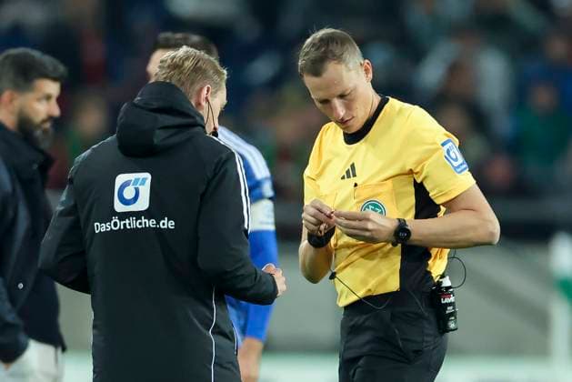 Schiedsrichter Martin Petersen kuemmert sich um ein neues Headset, 2. Bundesliga, Hannover 96 v FC Schalke 04, Heinz von Heiden Arena am 17. October 2025 in Hannover, Deutschland. (Foto von Marco Steinbrenner DeFodi Images) Schiedsrichter Martin Petersen takes care of a new headset, 2. Bundesliga, Hannover 96 v FC Schalke 04, Heinz von Heiden Arena, October 17, 2025 in Hanover, Germany. (Photo by Marco Steinbrenner DeFodi Images) Referee Martin Petersen takes care of a new headset, 2 Bundesliga, Hannover 96 v FC Schalke 04, Heinz von Heiden Arena on October 17, 2025 in Hanover, Germany Photo by Marco Steinbrenner DeFodi Images Referee Martin Petersen takes care of a new headset, 2 Bundesliga, Hannover 96 v FC Schalke 04, Heinz von Heiden Arena, October 17, 2025 in Hanover, Germany Photo by Marco Steinbrenner DeFodi Images