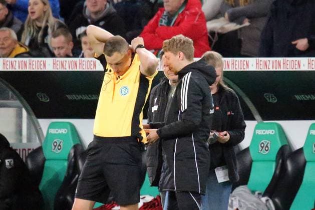 17 10 2025, xmohx, Soccer 2 Bundesliga, Hannover 96 FC Schalke 04 v l Referee Referee Martin Petersen has problems with his headset DFL DFB REGULATIONS PROHIBIT ANY USE OF PHOTOGRAPHS as IMAGE SEQUENCES and or QUASI VIDEO Hannover
