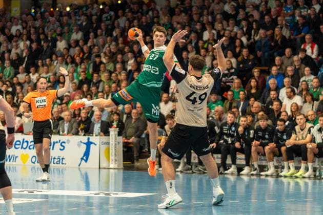 Oskar Sunnefeldt Frisch Auf Goeppingen, 27 and Aron Seesing Bergischer HC, 49 , Frisch Auf Goeppingen vs Bergischer HC, Handball, Bundesliga, 09 Matchday, Season 2025 2026, 17 10 2025, Frisch Auf Goeppingen vs Bergischer HC, Handball, Bundesliga, 09 Matchday, Season 2025 2026, 17 10 2025 Goeppingen Copyright: xEibner-Pressefoto MaxxVogelx EP_MVL